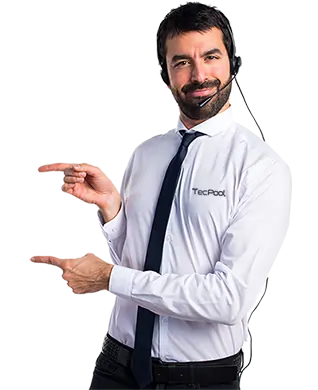Técnico da TecPool a apontar para o botão de pedido de orçamento