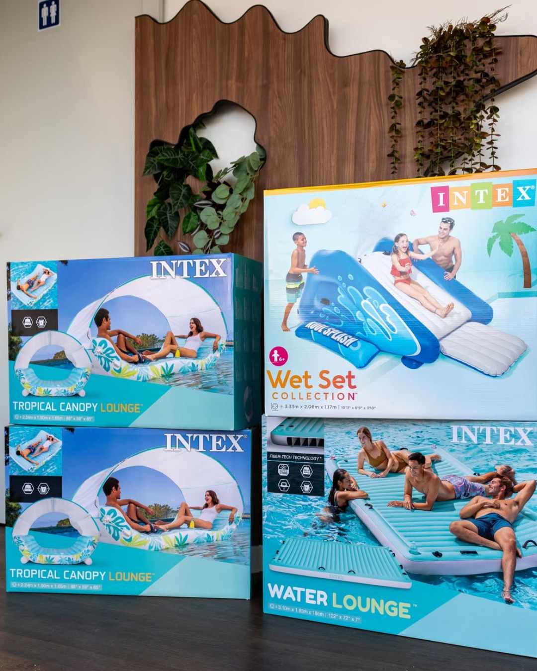 Exposição de Equipamentos e acessórios para piscina em exposição na loja da Tecpool