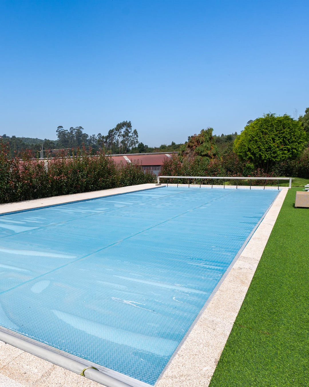 Piscina com cobertura instalada para proteção da água e redução da evaporação