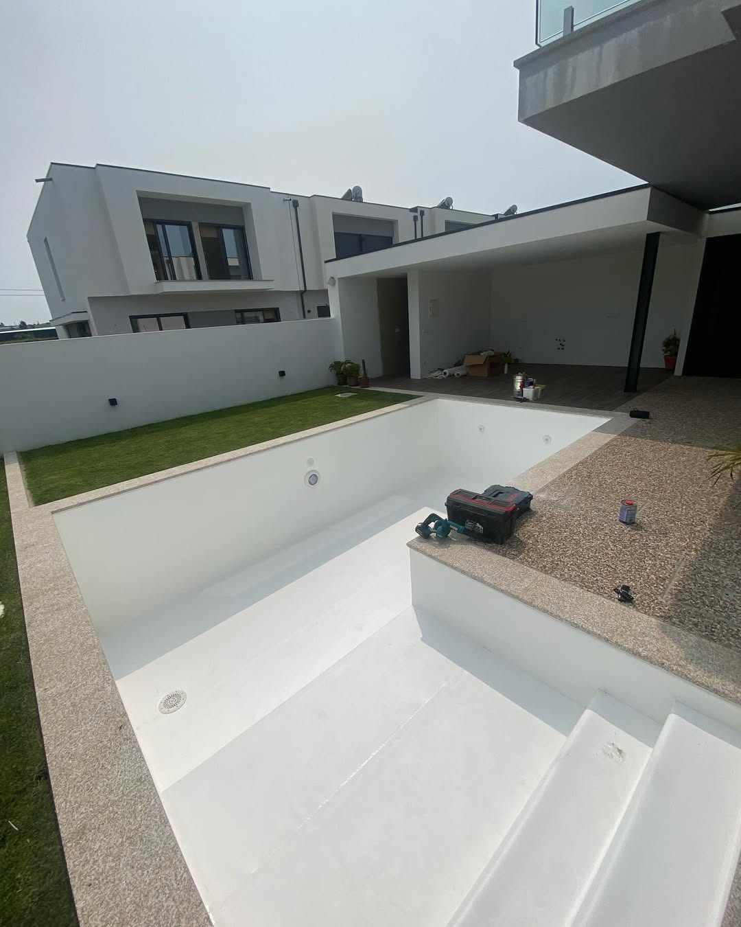 Piscina em construção numa moradia, com acabamento em fase final