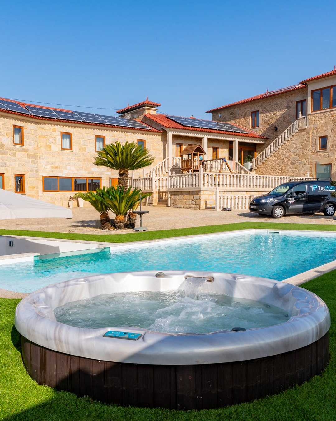 Jacuzzi exterior instalado num espaço residencial